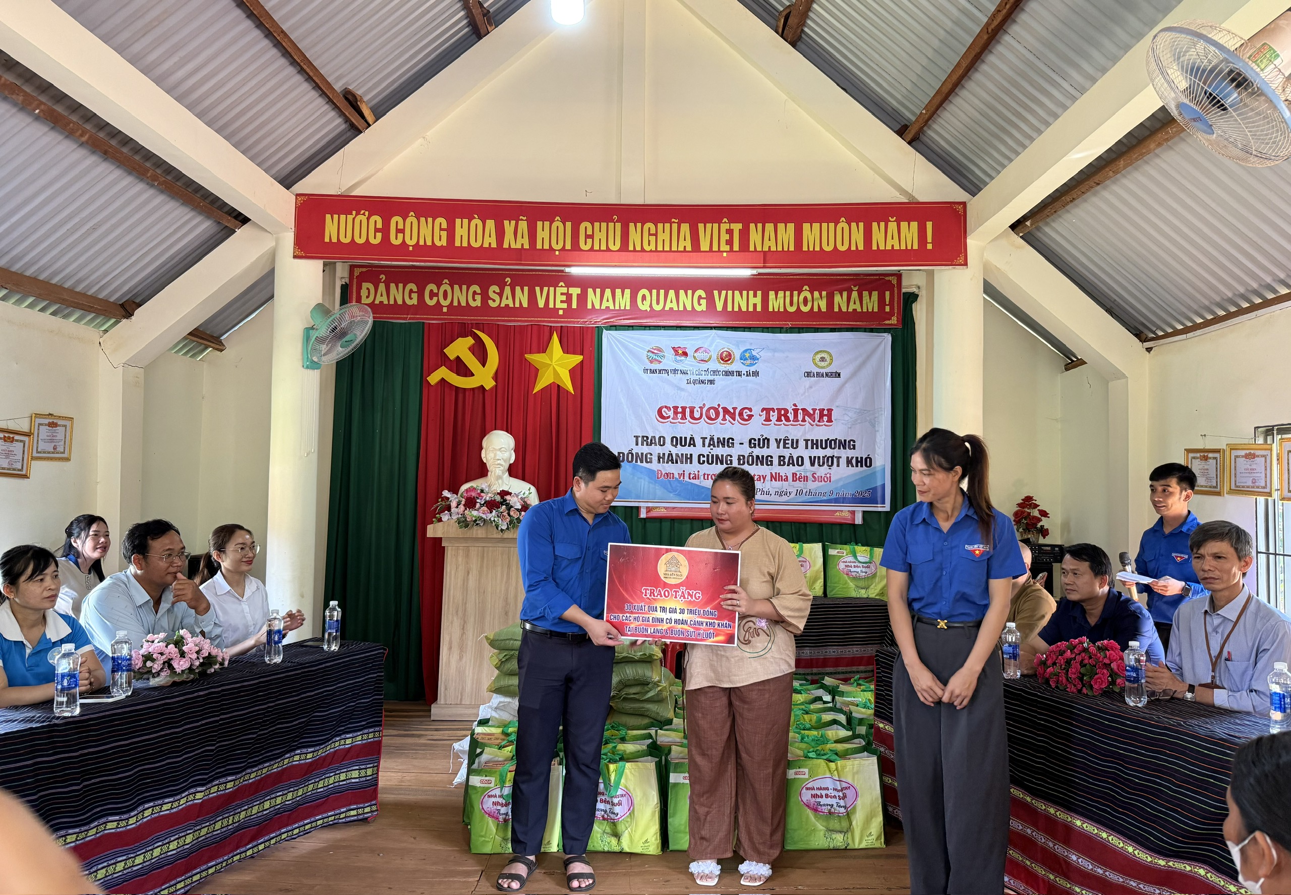 Đơn vị tài trợ trao bảng tượng trưng cho đại diện Ủy ban MTTQ Việt Nam xã